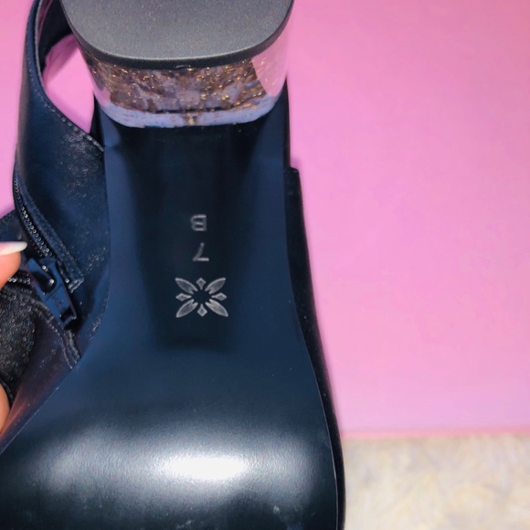 BCBG desire stretch boots - Picture 6 of 6